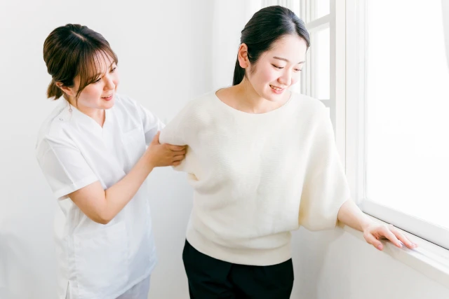 歩行訓練をする女性とスタッフ