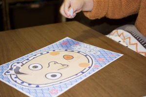 福笑いをする幼児