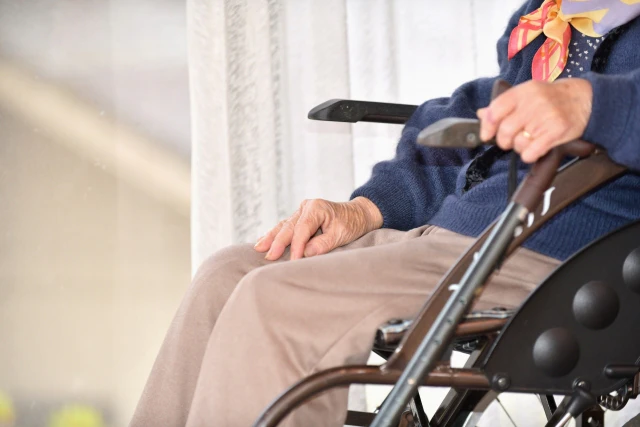 車椅子に乗る高齢者