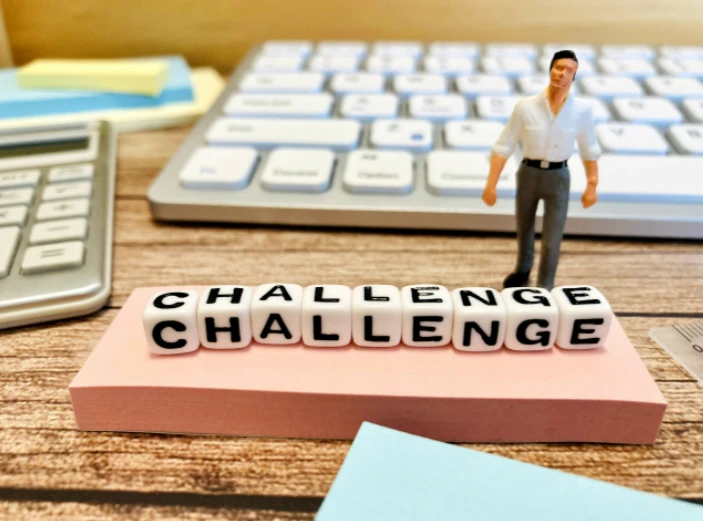 キーボードとチャレンジと並べたサイコロと電卓