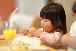 手づかみで食事をする女の子