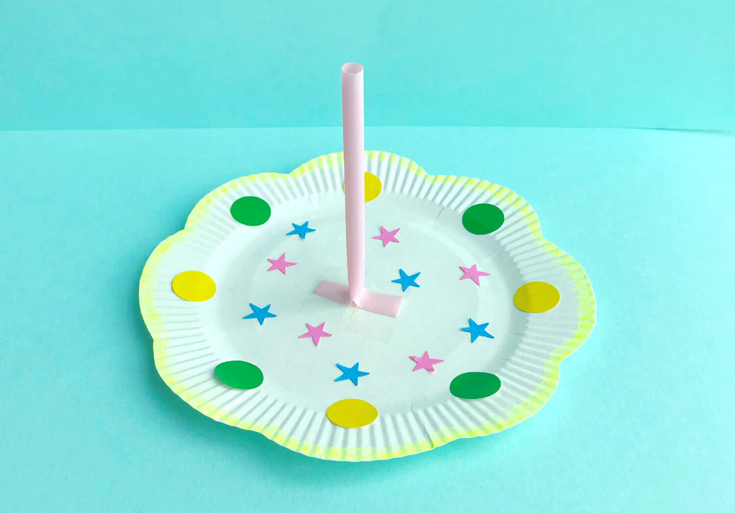 紙皿とストローで作ったコマ