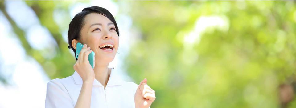 電話しながら喜んでいる看護師