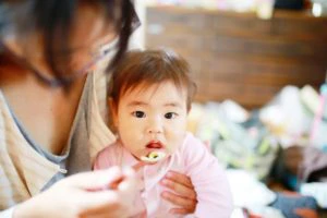 離乳食を食べる赤ちゃん