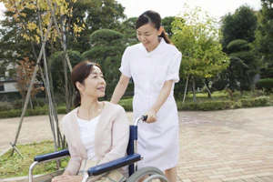 車いすを押す看護師