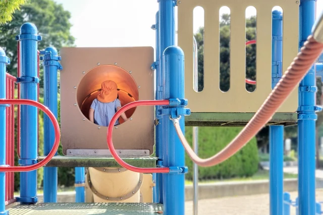 遊具で遊ぶ園児