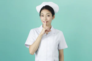 秘密という仕草をしている看護師