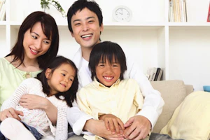 4人家族がソファに座っている