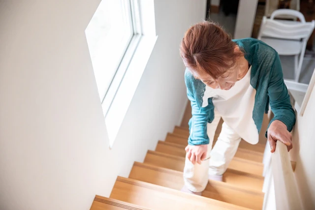 階段を上る女性