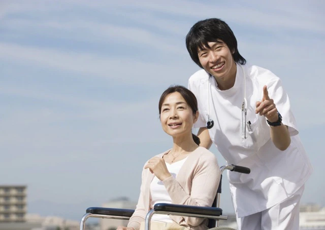 男性看護師と車いすの女性