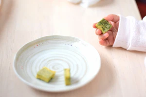 食べ物を持つ子供の手