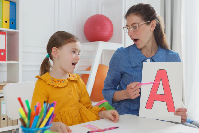 勉強する子どもと大人
