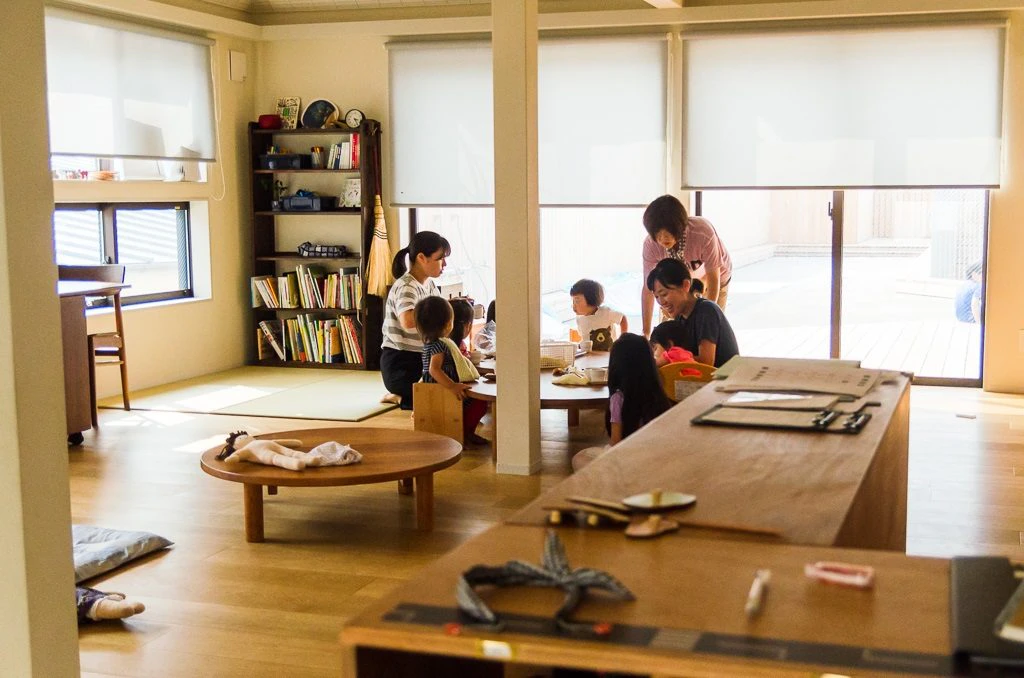 家族でちゃぶ台を囲むように