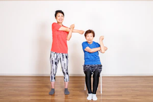 体操をする二人の女性