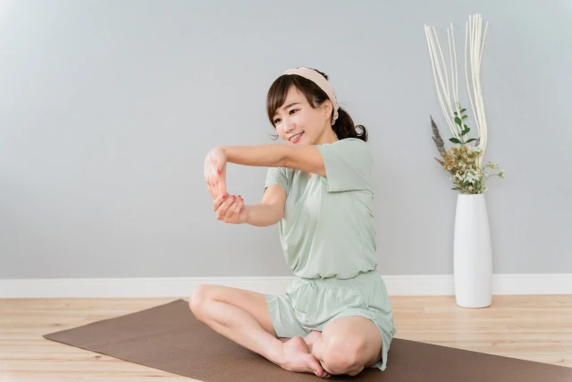 ストレッチをする女性