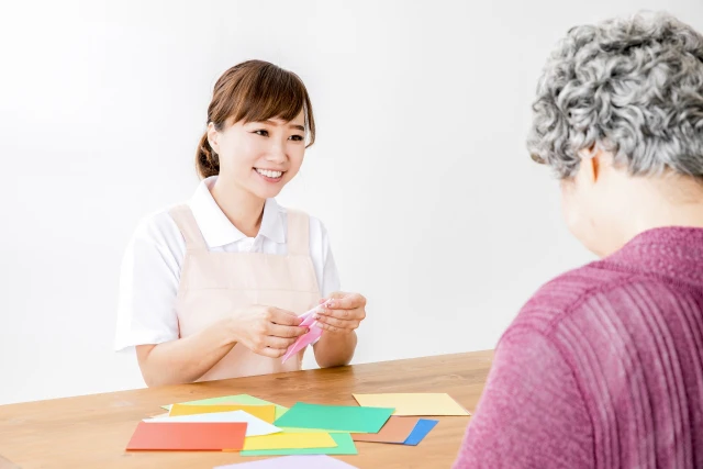 折り鶴を作るスタッフと高齢者