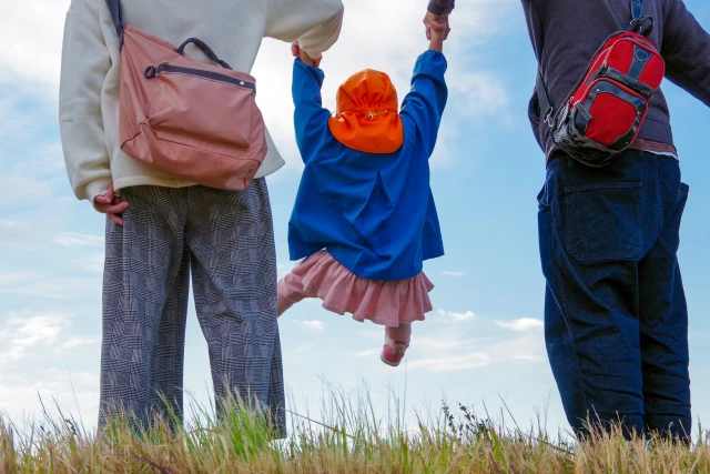 手をつなぐ親子