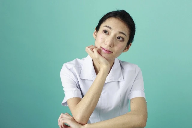 考えごとをしている看護師