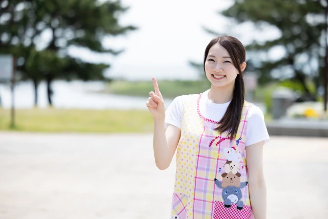 一本指を立てる保育士さん