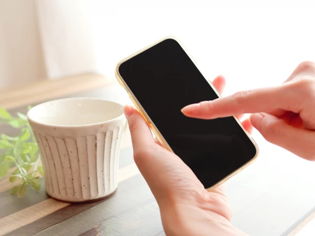 スマホをタップする手
