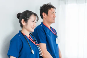 並ぶ男女スタッフ
