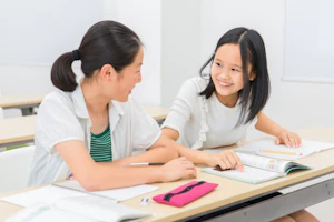 笑顔で話をする子供たち