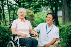 車いすの女性とスタッフ