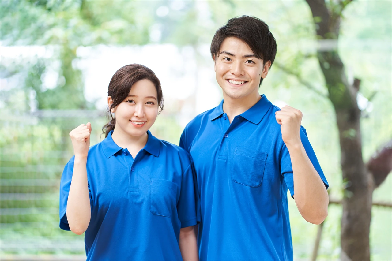 気合を入れる男女の介護士