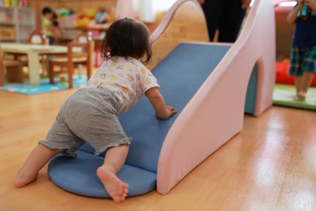 滑り台と幼児