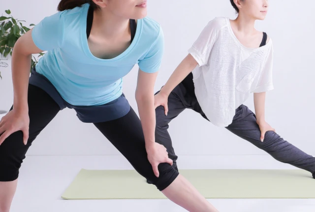 ストレッチをする二人の女性