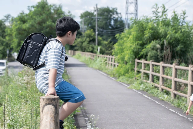 ランドセルを背負った男の子