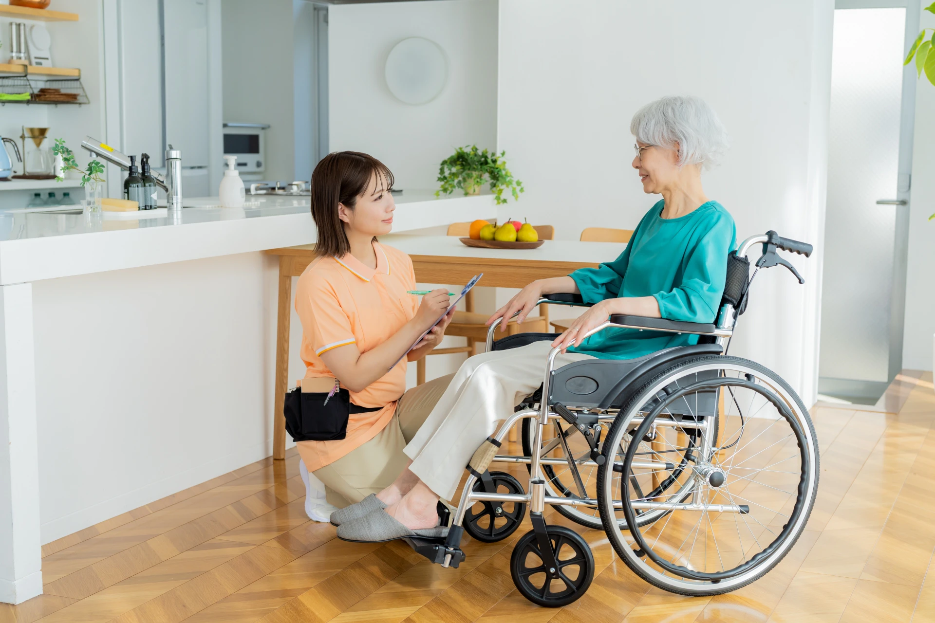 在宅介護の現場で働くシングルマザーの女性