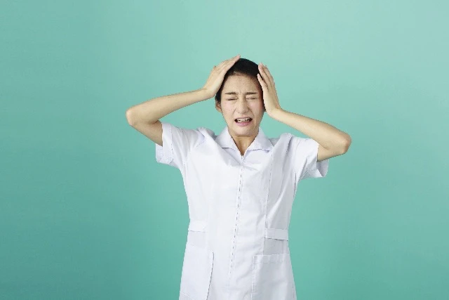 .看護師頭を抱えている