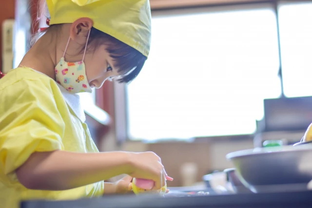 料理をする子ども