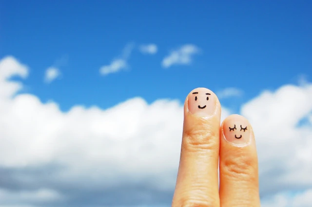 指の爪に顔が描いてある様子