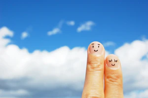 指の爪に顔が描いてある様子