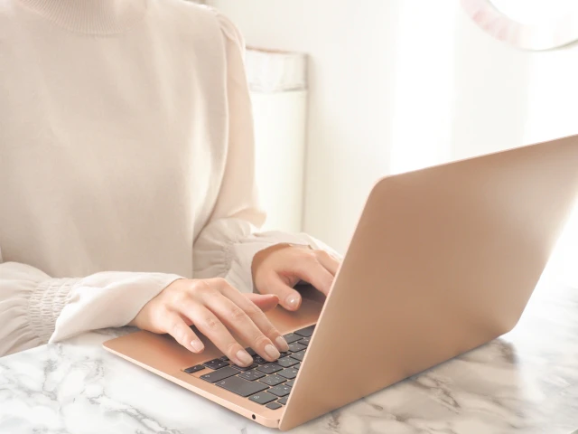 ノートパソコンを操作する女性の手