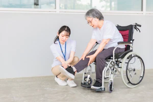 足を伸ばす車椅子の女性