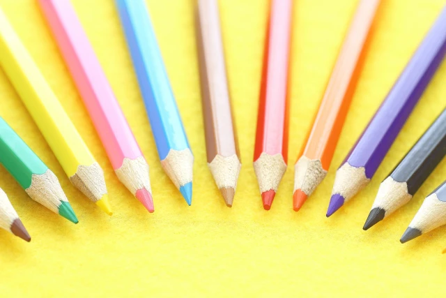 並んでいるクレヨン