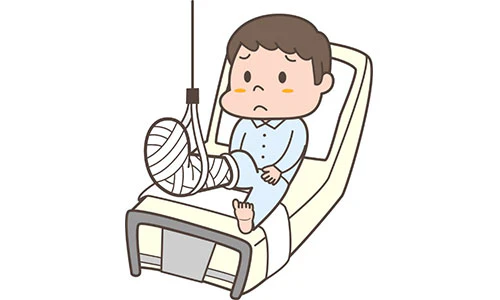 足を怪我している男性