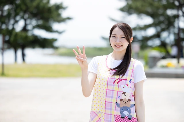 ３のポーズをする保育士さん