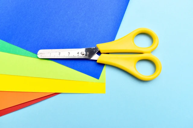 ハサミと色紙