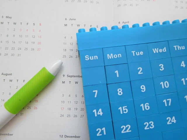 カレンダーとボールペン