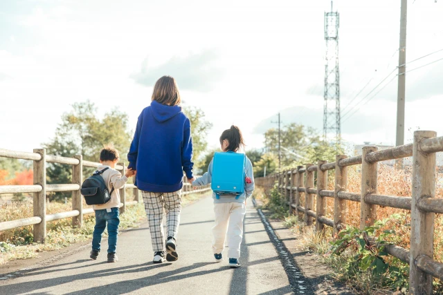 親子の後ろ姿