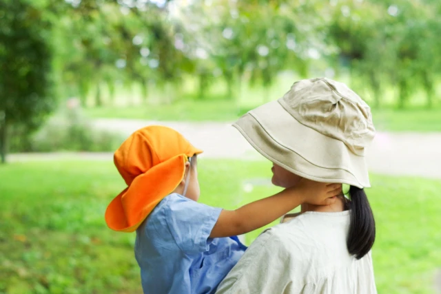 子どもを抱っこする女性
