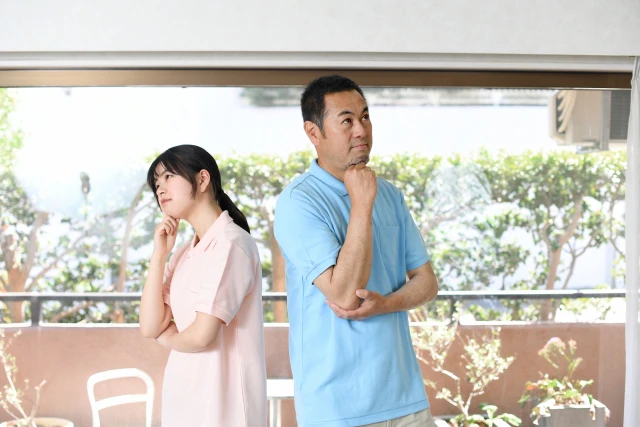 悩む男女スタッフ