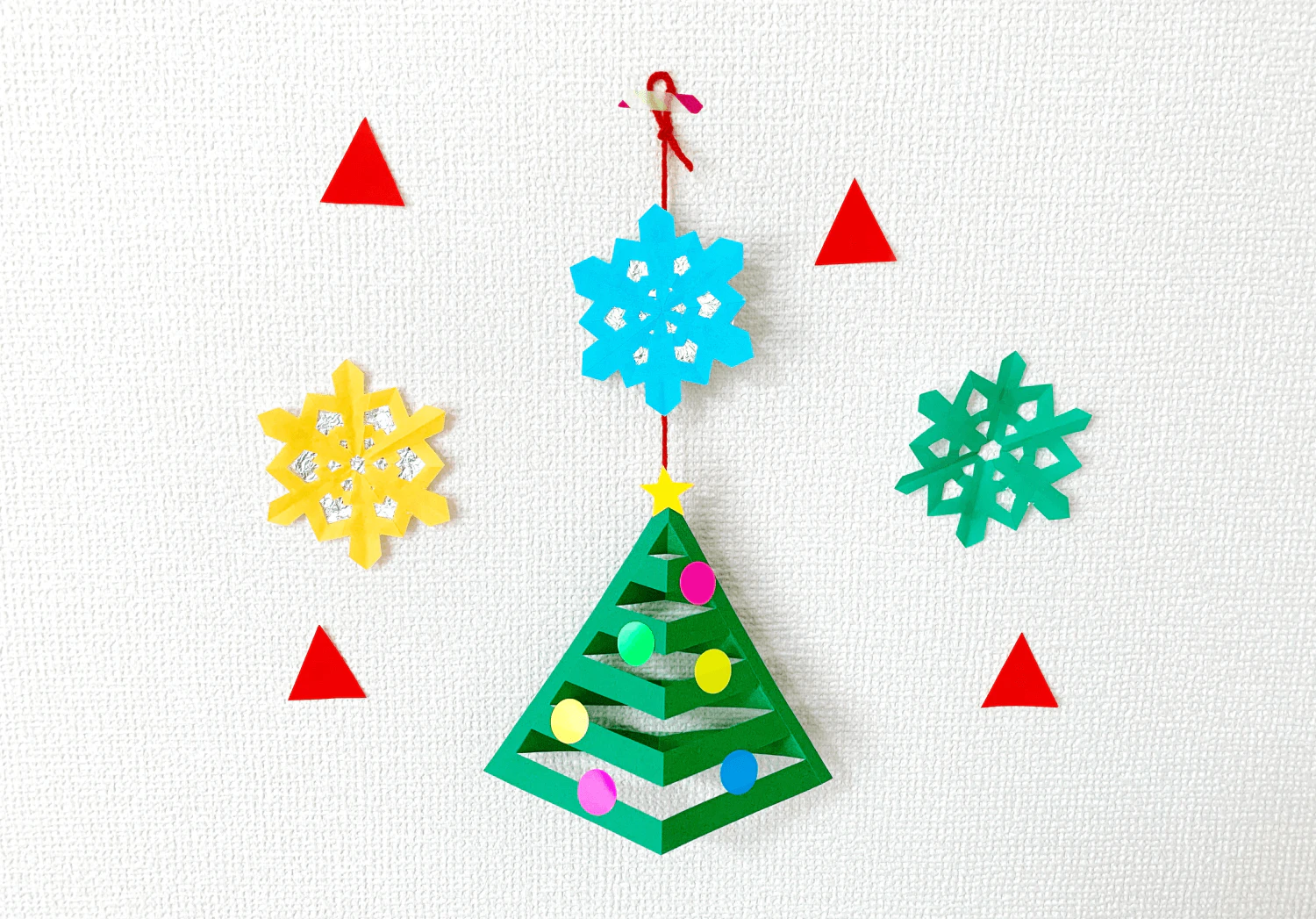 製作切り紙ツリーと雪の結晶