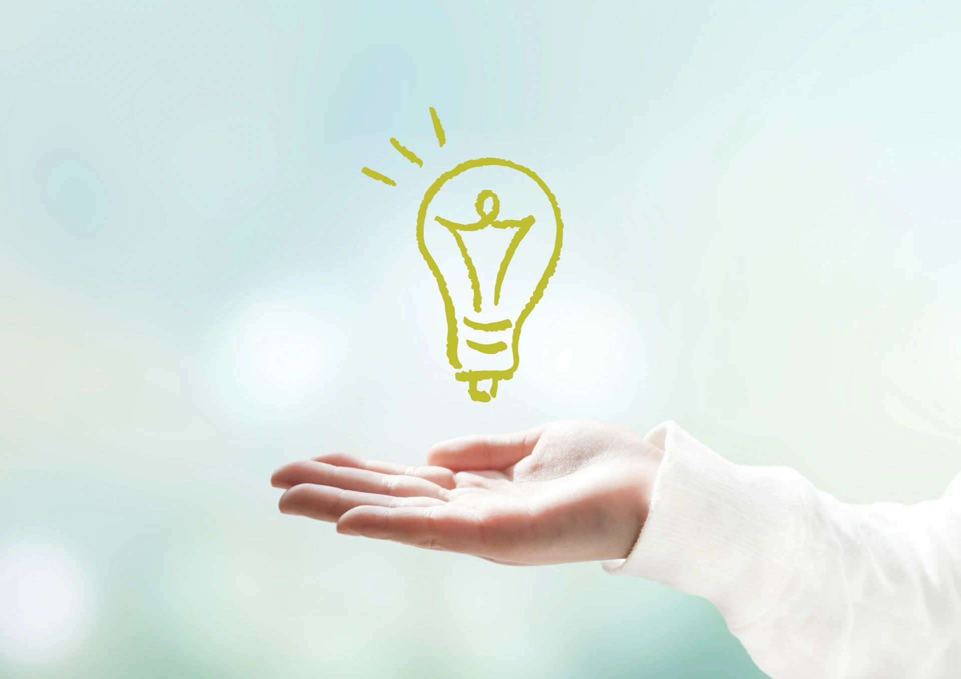 閃きのアイコンを浮かべる手のひら