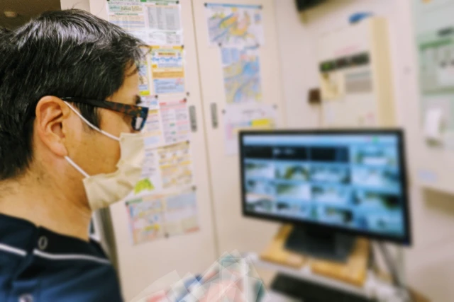 見守りをするスタッフ