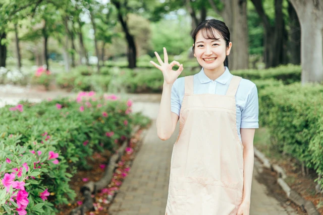 OKサインで笑顔のスタッフ